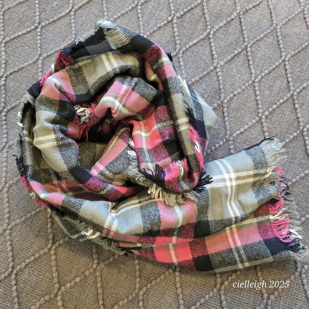*4 for $25* Avon Official NHL Hockey Mom Plaid Scarf